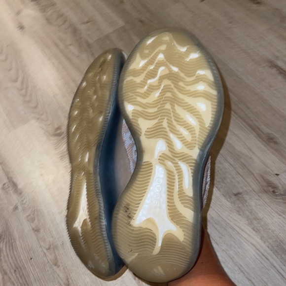 YEEZY BOOST 380 - Picture 7 of 8